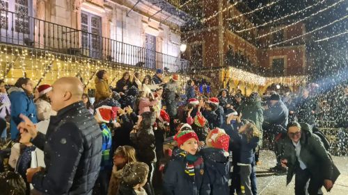 Neve no acender das luzes de Natal em Leão