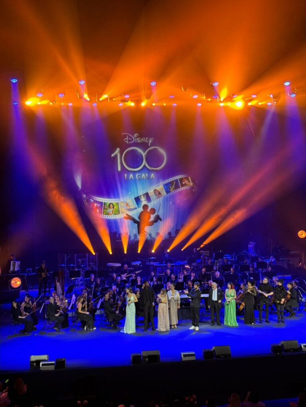 Pixmob y efectos especiales  en la  gala del 100 aniversario de disney